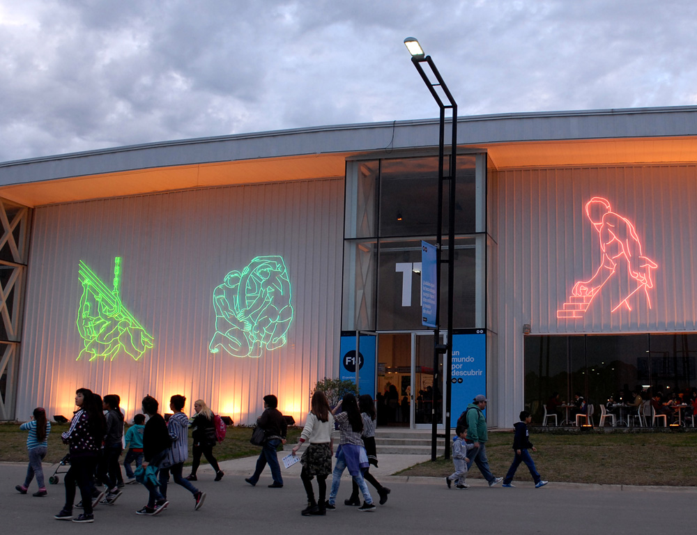 Gestos y Posturas (Tecnópolis, Provincia de Buenos Aires). Instalación tubos de neón, dimensiones variables. 2013.