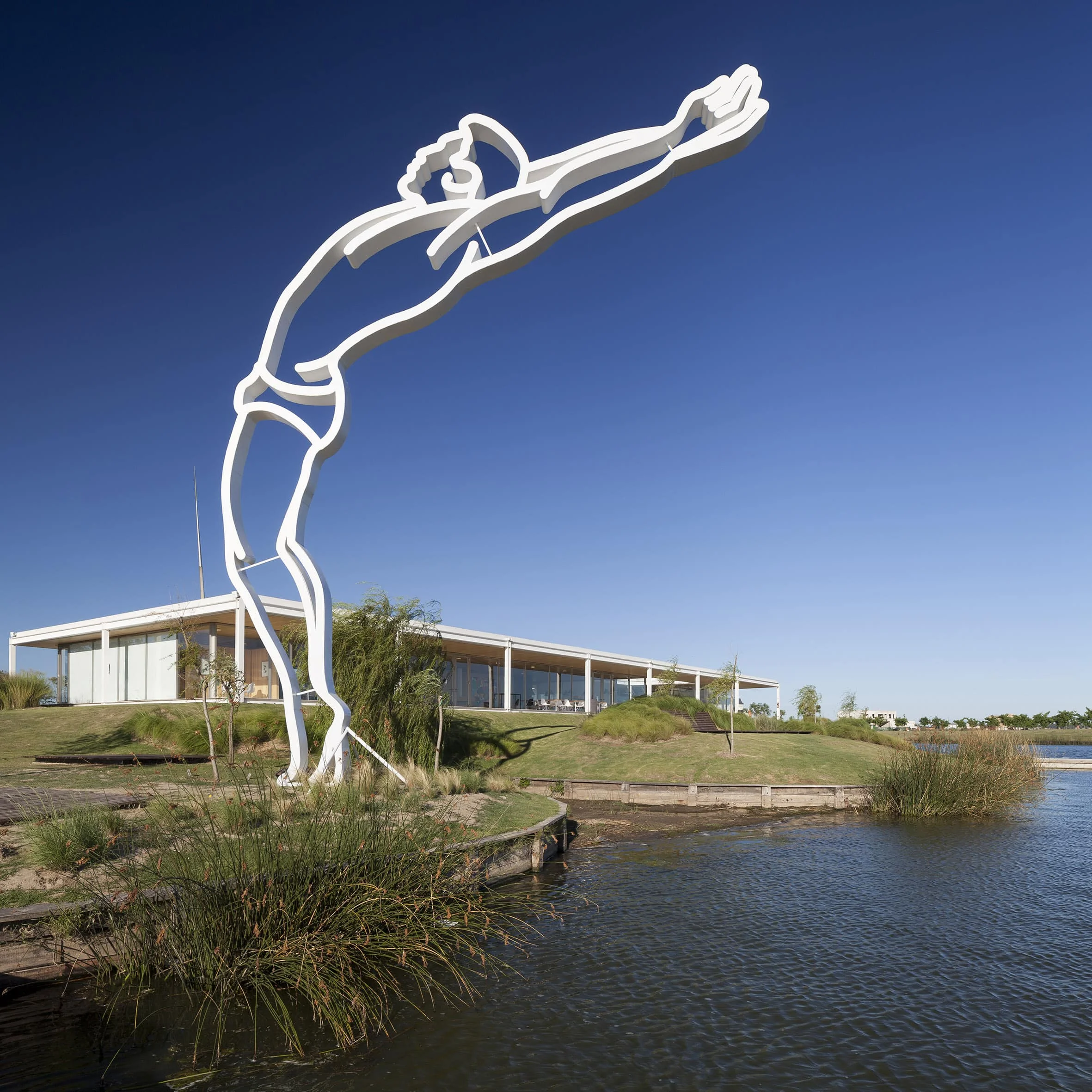 El salto. Acero pintado. 12 x 9 x 0,5 m. Escobar, Provincia de Buenos Aires, 2017
