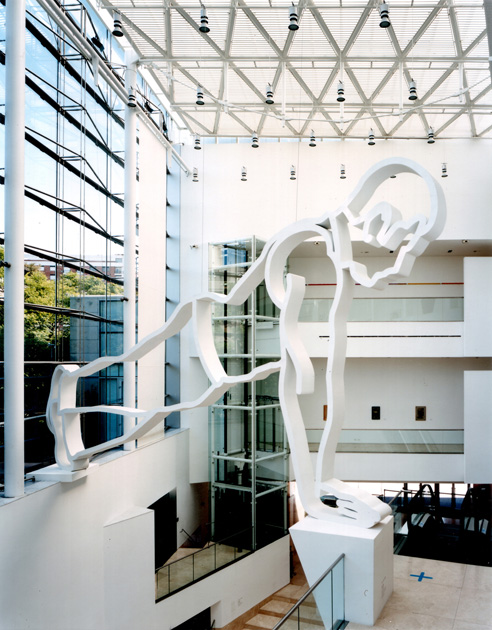 Coloso, Gimnastas / “Coloso”, Malba (Museo de Arte Latinoamericano de Buenos Aires – Colección Costantini), Intervenciones 3 (2004-2005). Hierro pintado, 560 x 1000 x 40 cm