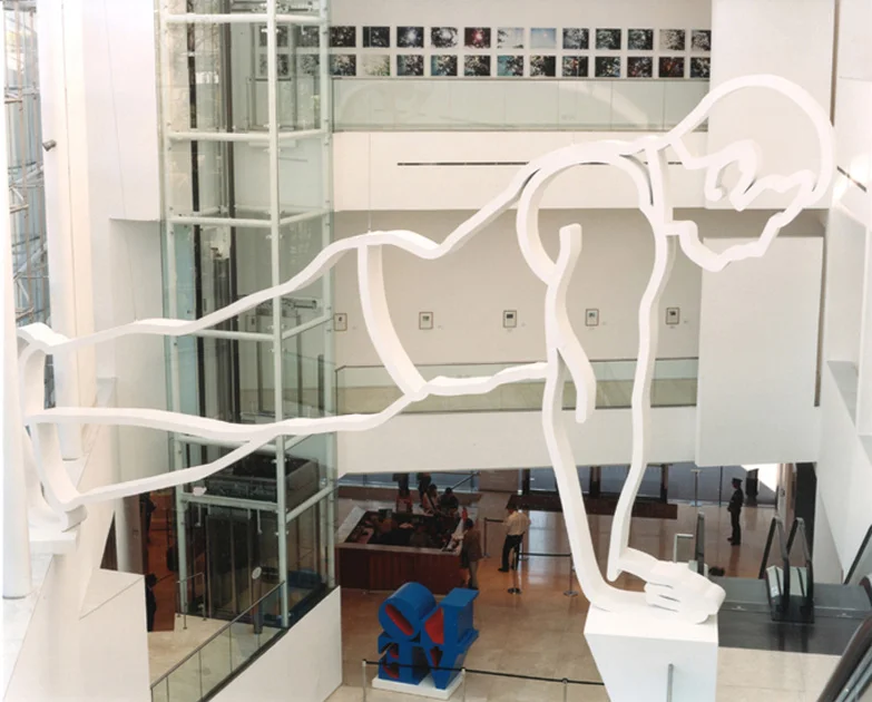 Coloso, Gimnastas / “Coloso”. Malba (Museo de Arte Latinoamericano de Buenos Aires – Colección Costantini), Intervenciones 3 (2004-2005). Hierro pintado, 560 x 1000 x 40 cm