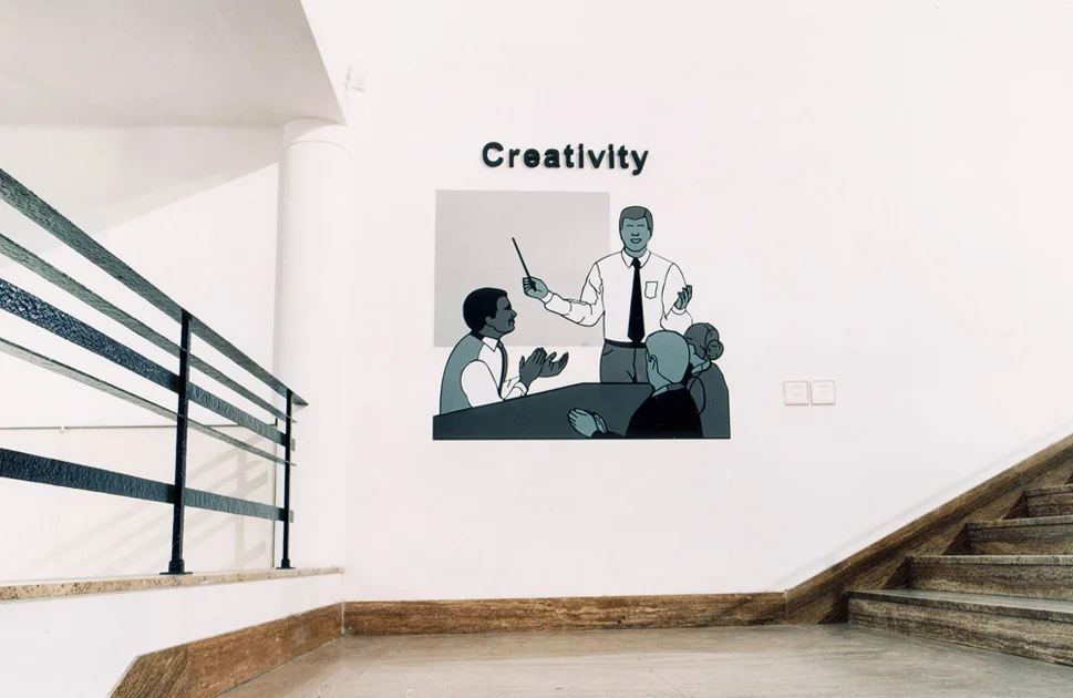 “Creativity” (2001). Instalación. Sintra, vinilo y letras en polifán. Colección MACRO, Rosario de Santa Fe (Argentina)