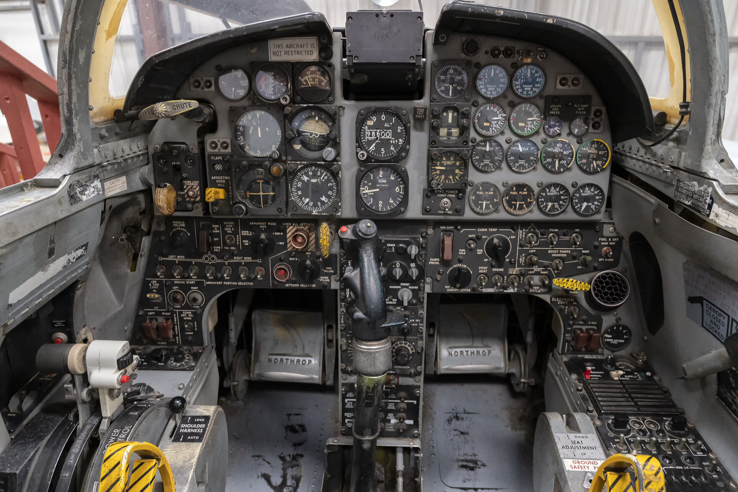 Northrop F 5 Freedom Fighter Cockpit 1356.jpg