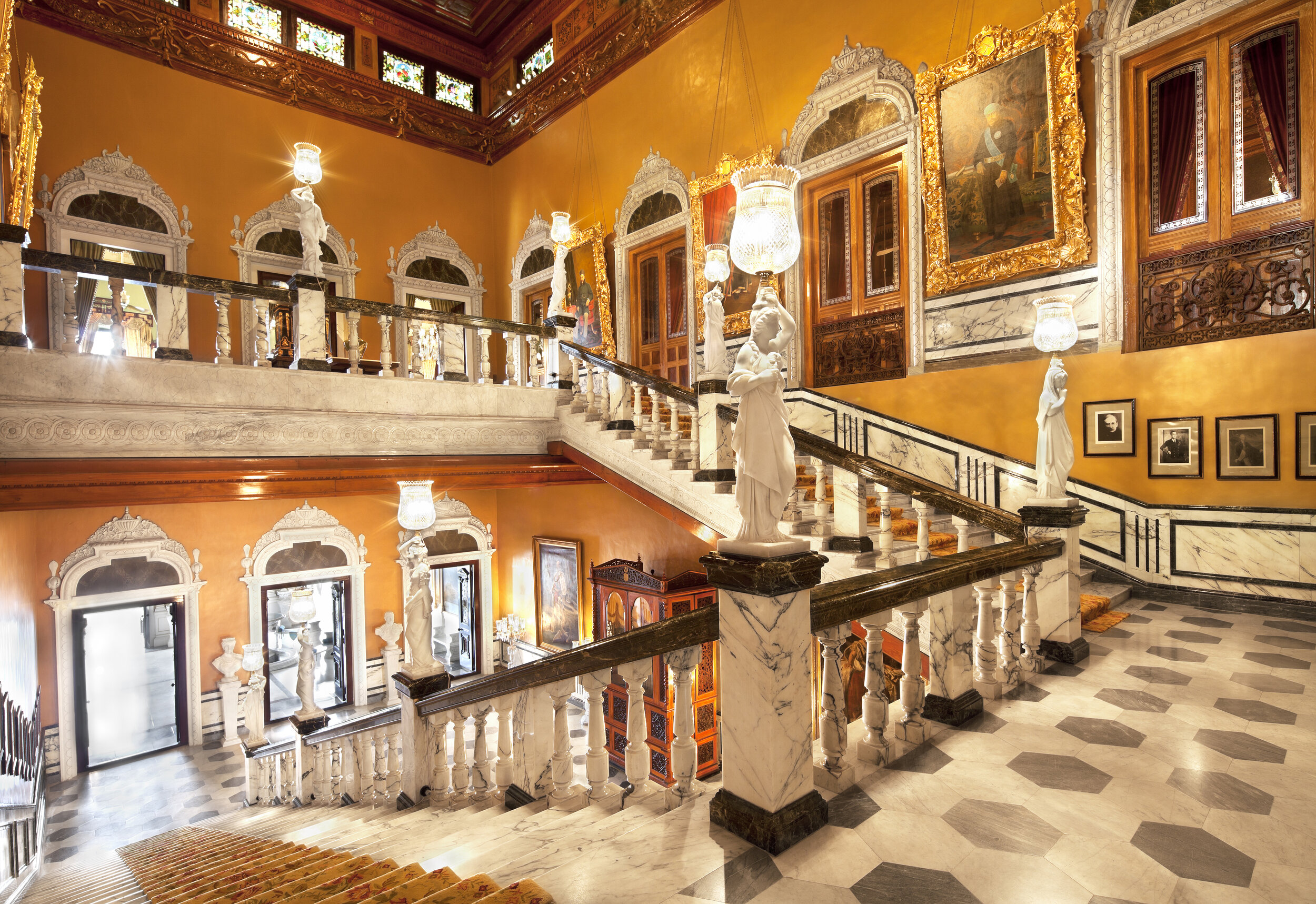 Taj Falaknma Palace -Staircase 2.jpg