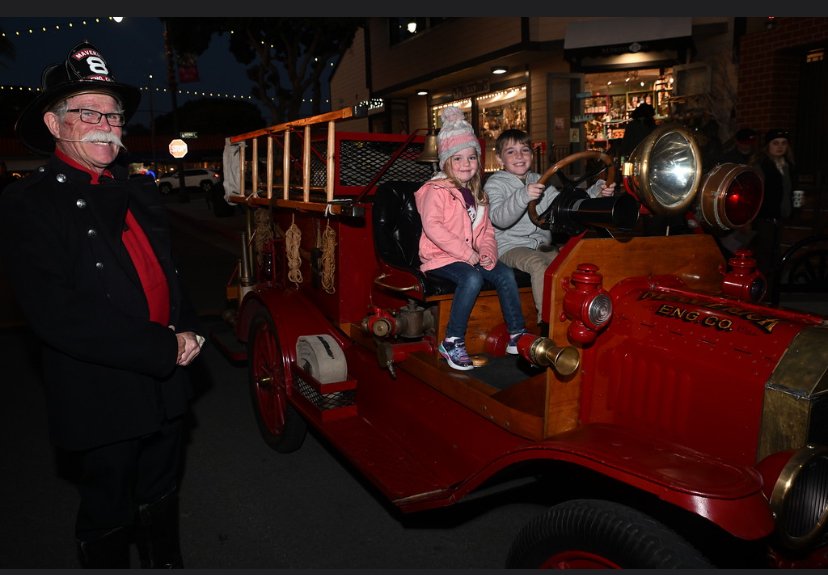 A Perfect Start to the Season The Annual Riviera Village Holiday Stroll