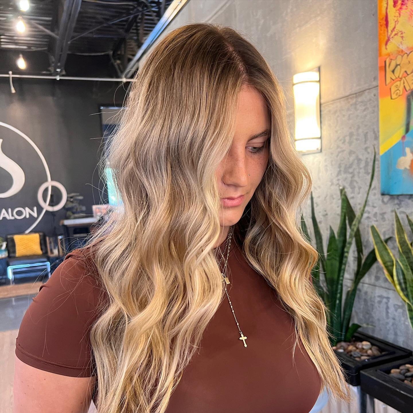 Nothing like a fall blonde 🍂 @cassandralivzbeauty brought this babe from bright blonde to rooty blonde for autumn! 🖤

#nyhairstylist #hudsonvalleyhairstylist #rocklandcountyhairstylist #newyorkhairstylist #nychairstylist #rootyblonde #rootmelt #fal