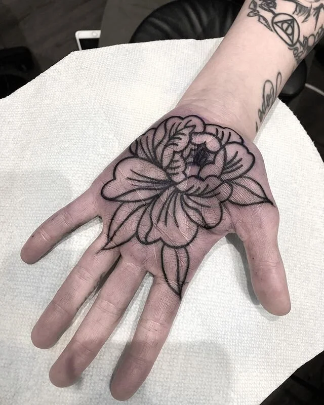 Another palm I did last week, I couldn&rsquo;t remove completely the stencil but you can see almost everything. Thank you so much! Done at @outsider.collective .
.
.
.
.
.
.
.
.
.
.
.
.
.
.
.
.

#vancouvertattoo #vancouvertattoos #vancouvertattooarti
