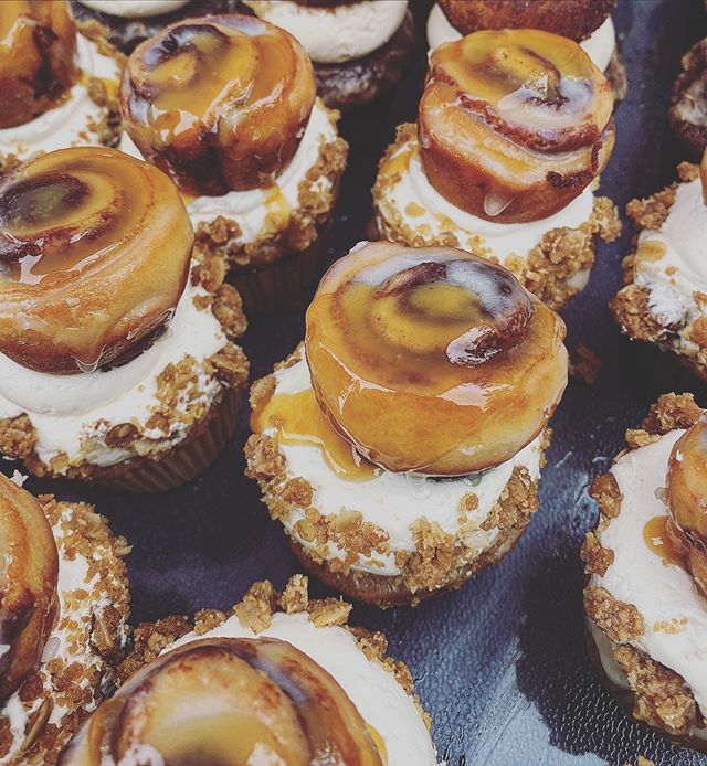 Carmel Apple Crisp topped w| a mini Cinnamon Roll 🍎🧁