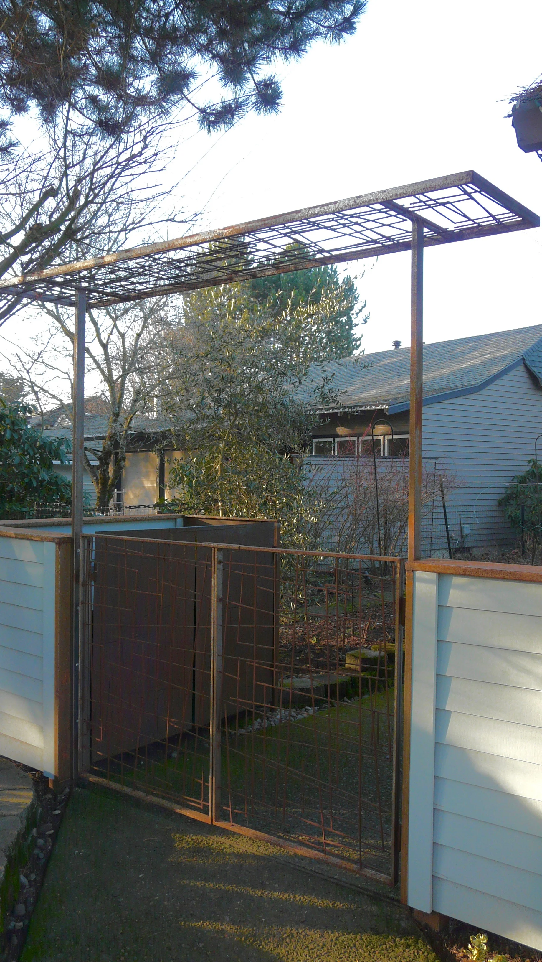Gate with arbor