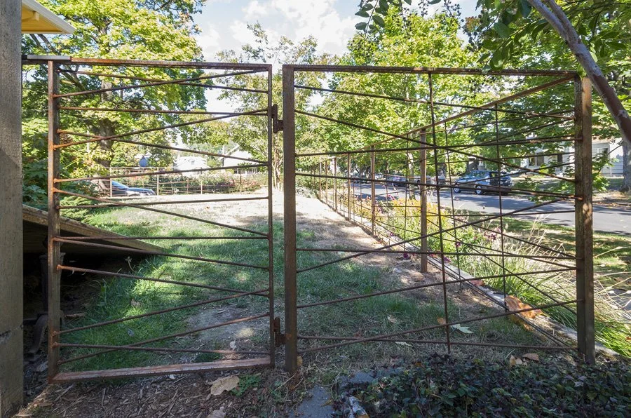 Linear minimalistic fence design.