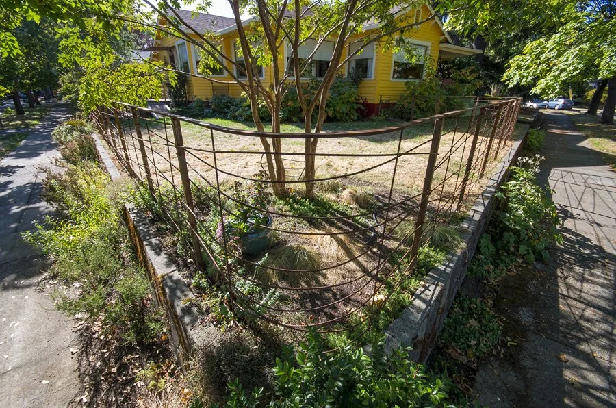 Curved corner fence- minimalistic linear fence design.
