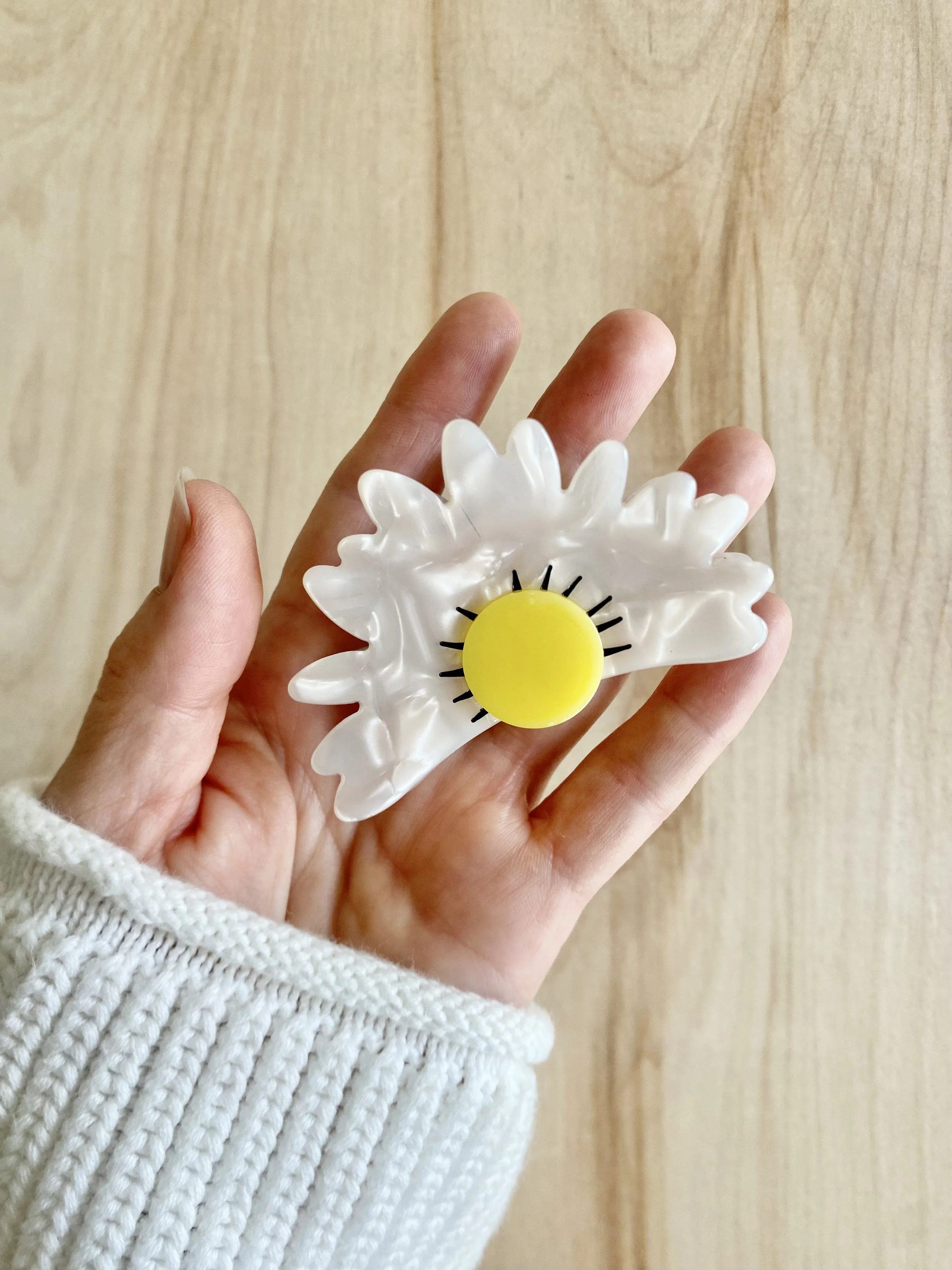 NEW! DAISY HAIR CLAW CLIP