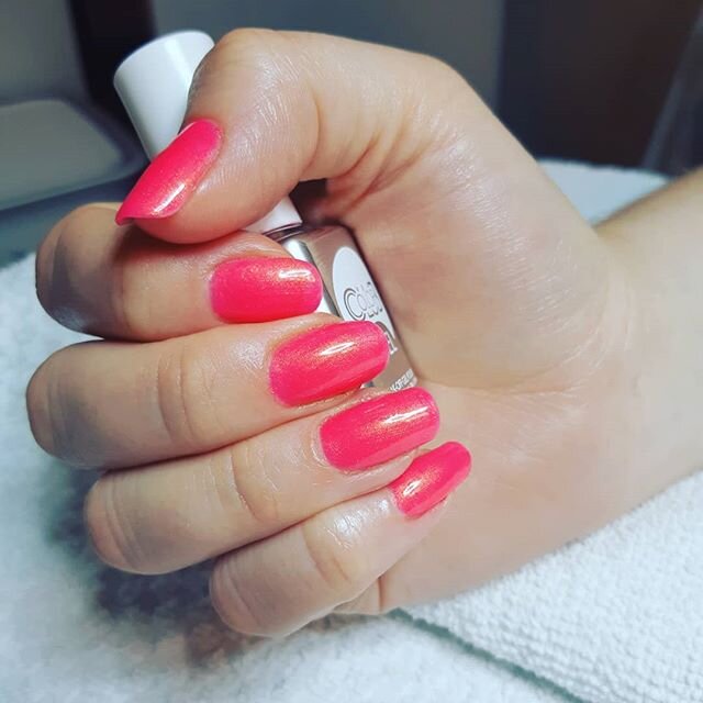 Swooning over these nails! Can you believe these are her NATURAL nails!? .
☀
☀
Summer is officially here with this bright @colorclubnaillacquer gel polish! 
#colorclubgel #peaceloveandpolish #Boutique39Spa #chilliwackspa #chilliwackesthetician #frase