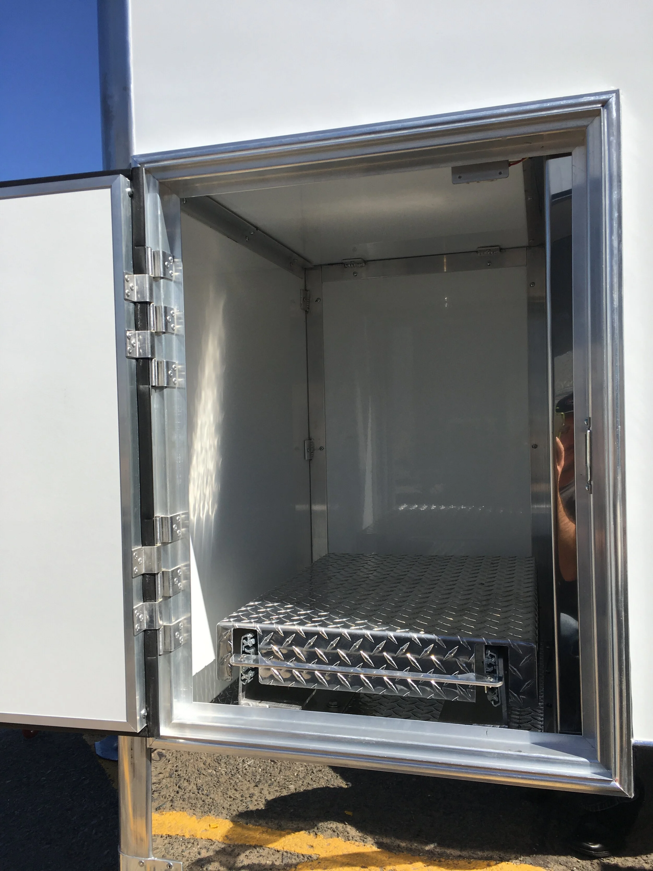 Enclosed Car Trailer with Escape Door and Removable Fender — JIMGLO