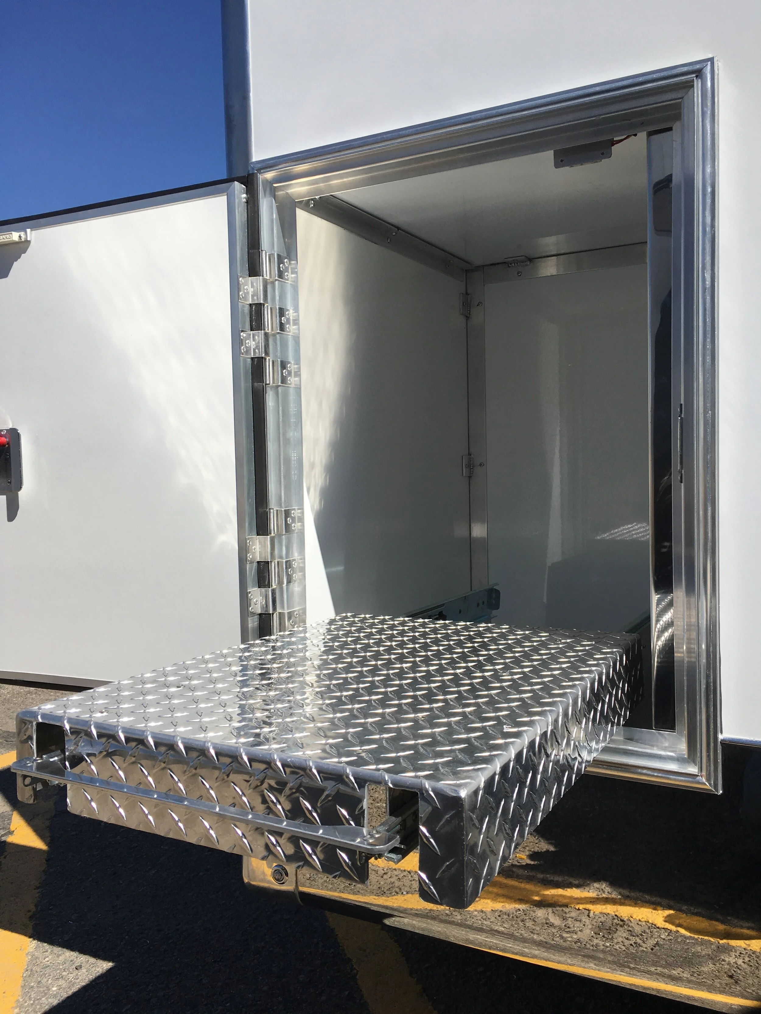 Enclosed Car Trailer with Escape Door and Removable Fender — JIMGLO