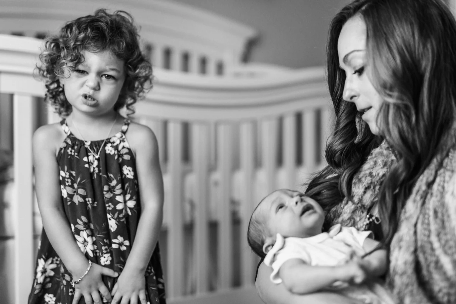 1_IMG_4107_newborn_bigsister.jpg