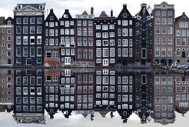 Netherlands - Amsterdam Canal (2) - Small.jpg