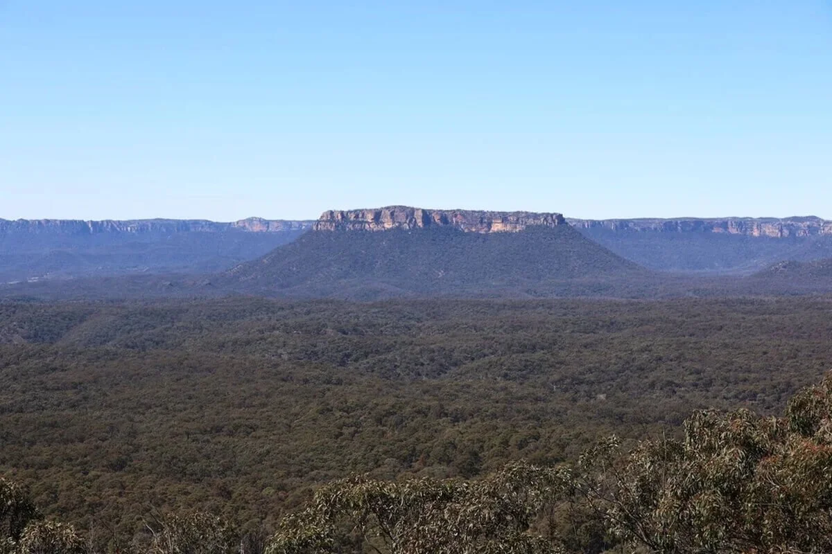 Pantoney's Crown mesa with the Blue Mountains escarpment stretching behind, Capertee region NSW