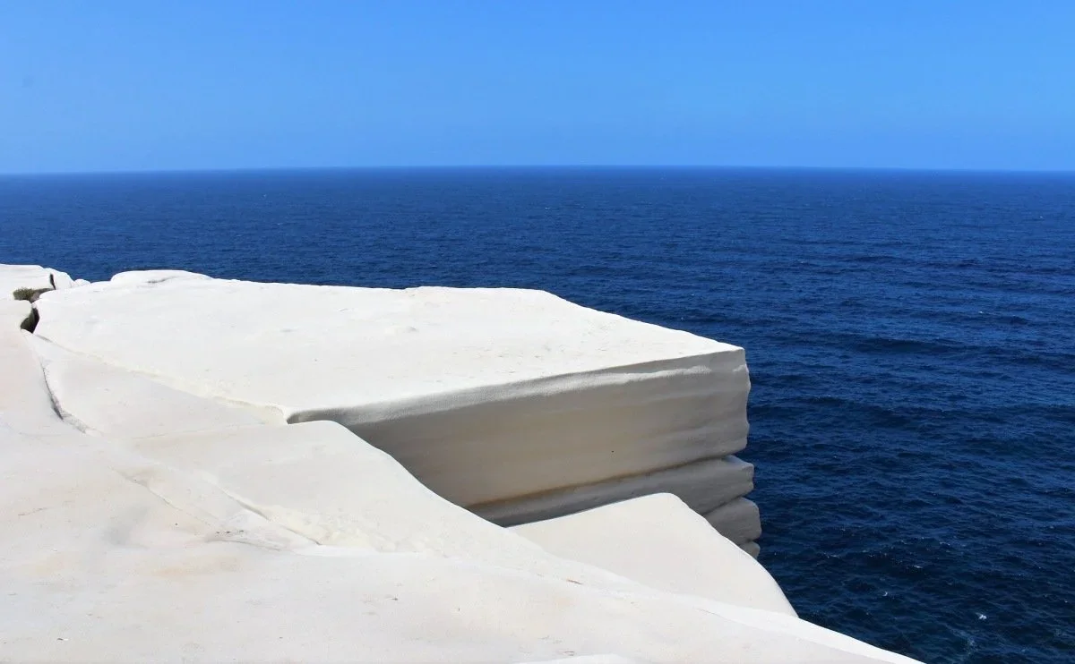 wedding-cake-rock-white-sandstone-pacific-ocean-royal-national-park.webp