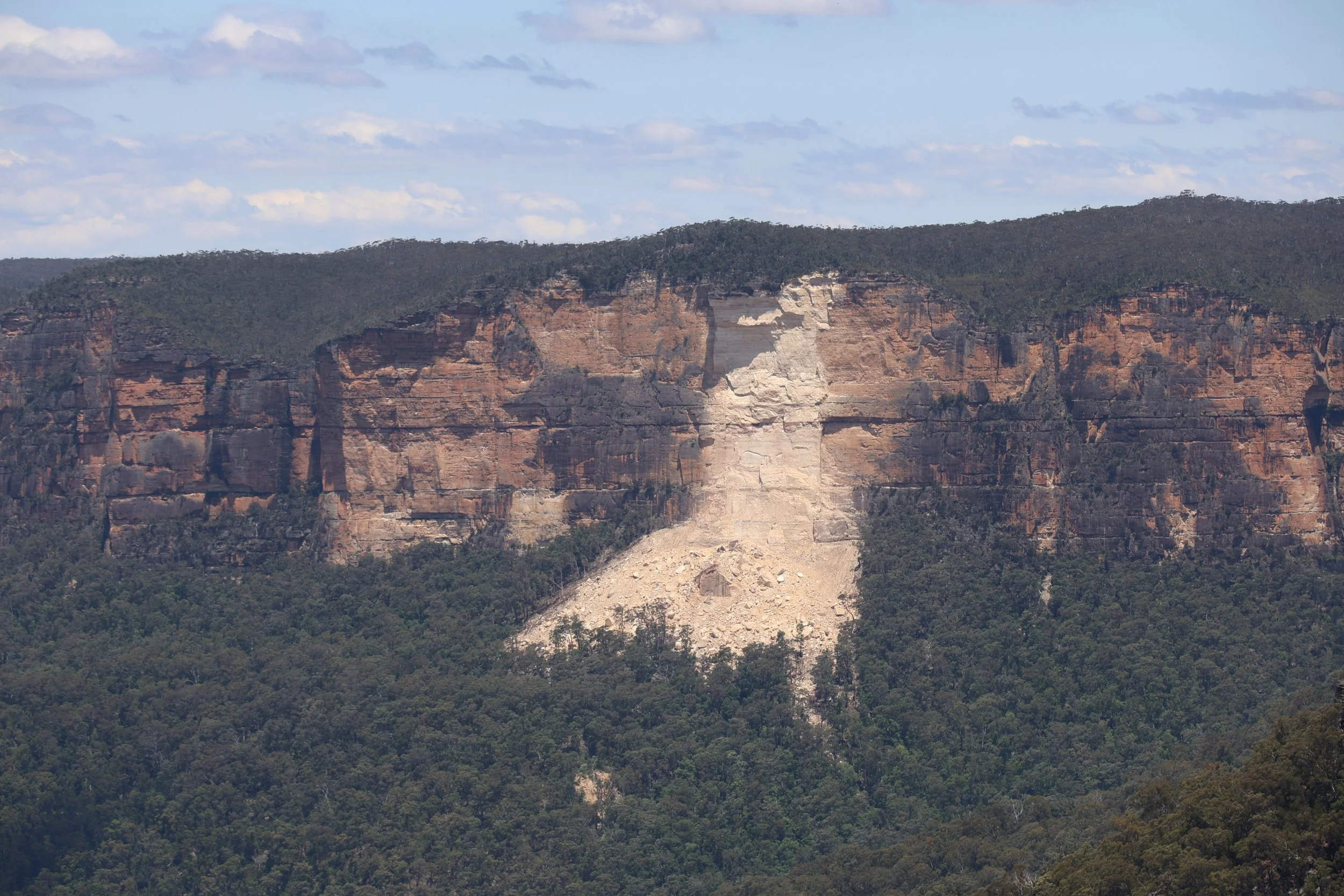 rockslide in the blue mountains carves out a shape that has been compared to a duck