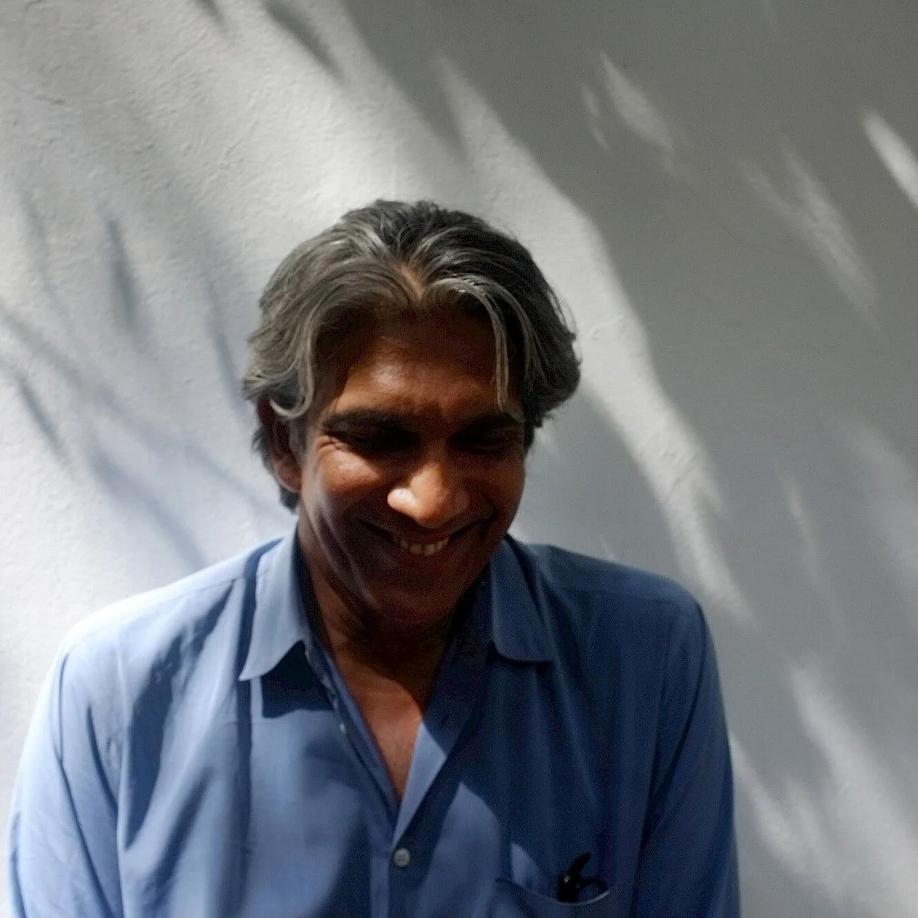 Bijoy Jain Bijoy Jain was born in Mumbai, India in 1965 and received his M. Arch from Washington University in St Louis, USA in 1990. He worked in Los Angeles and London between 1989 and 1995 and returned to India in 1995 to found his practice. Studio Mumbai works with a human infrastructure of skilled artisans, technicians and draftsmen who design and build the work directly. This group shares an environment created from an iterative process, where ideas are explored through the production of large-scale mock-ups, models, material studies, sketches and drawings. Projects are developed through careful consideration of place and practice that draws from traditional skills, local building techniques, materials and an ingenuity arising from limited resources. The essence of the work lies in the relationship between land and architecture. The endeavour is to show the genuine possibility in creating buildings that emerge through a process of collective dialogue and a face-to-face sharing of knowledge.