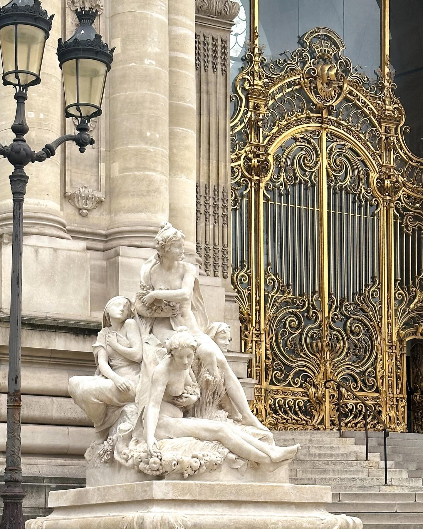 Paris, you are marvellous 🤍 travelling for work is a great joy when you&rsquo;re surrounding by beautiful things 🤍 and honour to be spending a few days meeting vendors and doing photoshoots 🤍 To all you travelling brides I think it&rsquo;s worth i