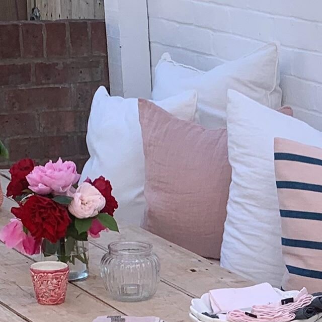 Soft nude pinks and harmonious blues for outdoor living. 🌸💙 @himla_ab Environmentally conscious production. #oekotex #linen #loveoflinen #naturalmaterials #sustainablefashion #stripes #cushions #outdoorlivingspace #outdoordining #fairtrade #fairtra