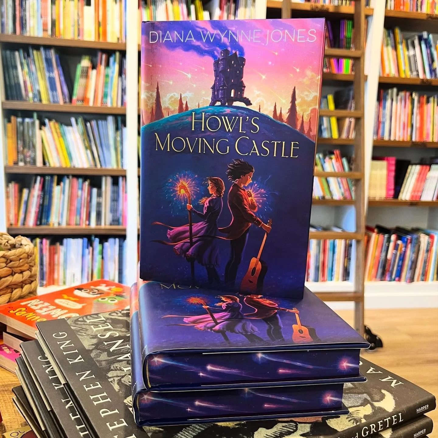 Come on you gotta be kidding me with how beautiful this book is! Check out those falling star edges. Chef&rsquo;s kiss. 😘 Amazing.
