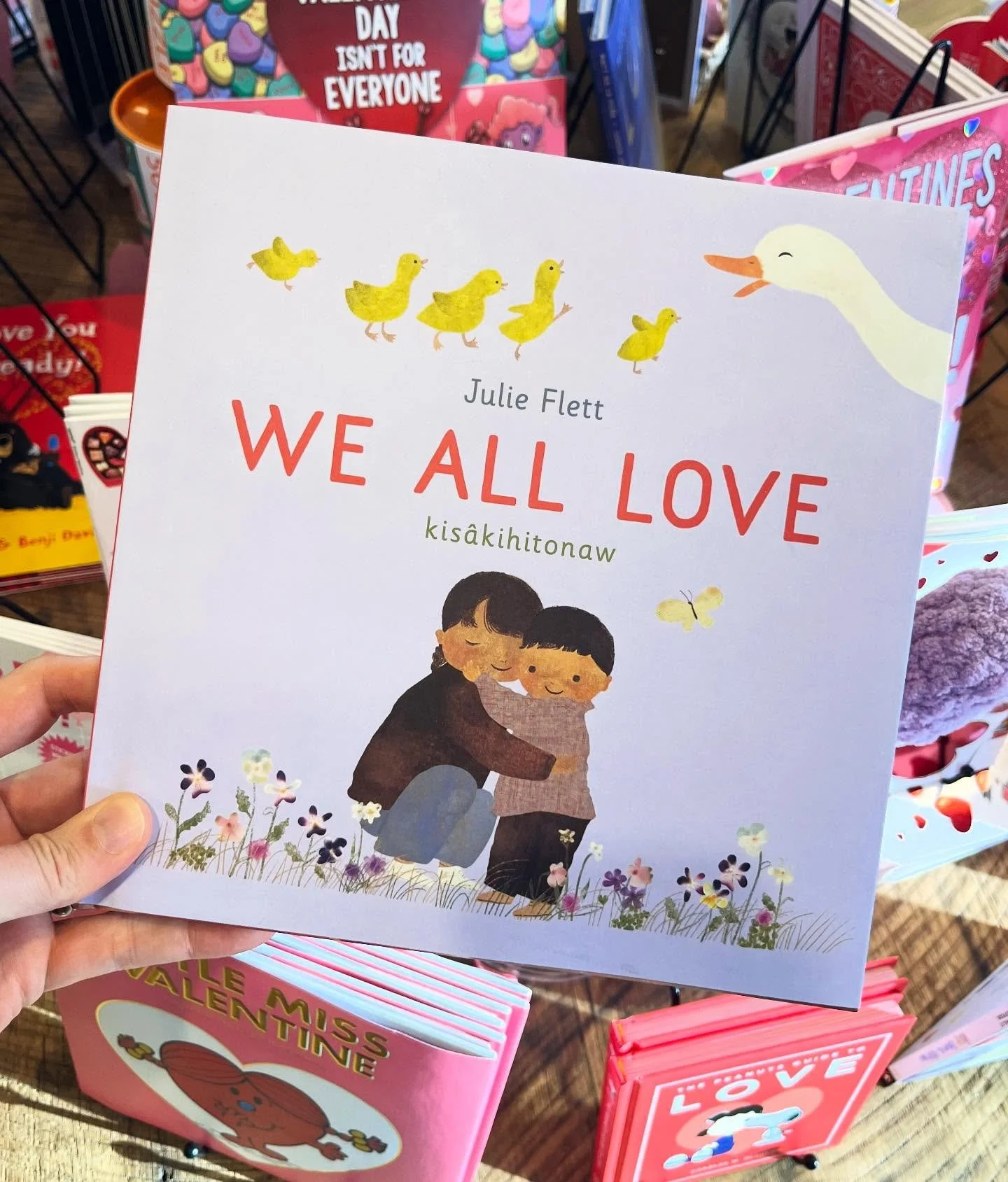 ❤️ Happy book birthday to Julie Flett&rsquo;s new beautiful book with @greystonekidsbooks - We All Love. Very Valentine&rsquo;s, much love. Great style isn&rsquo;t it? &ldquo;Animals love - and we love too&rdquo;. Can&rsquo;t argue with that!

PSA: Y