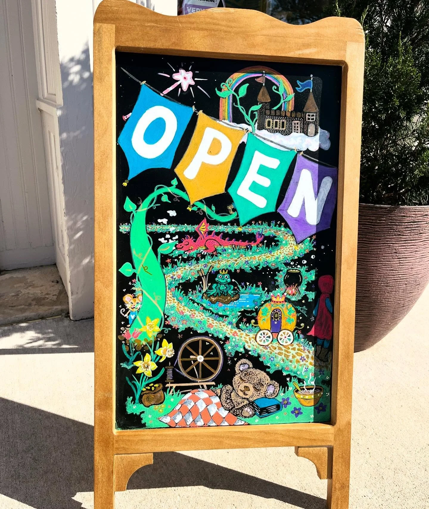 Check out the newest beautiful piece of chalkboard art in front of the shop from @emsart_237 ! Always blows me away!