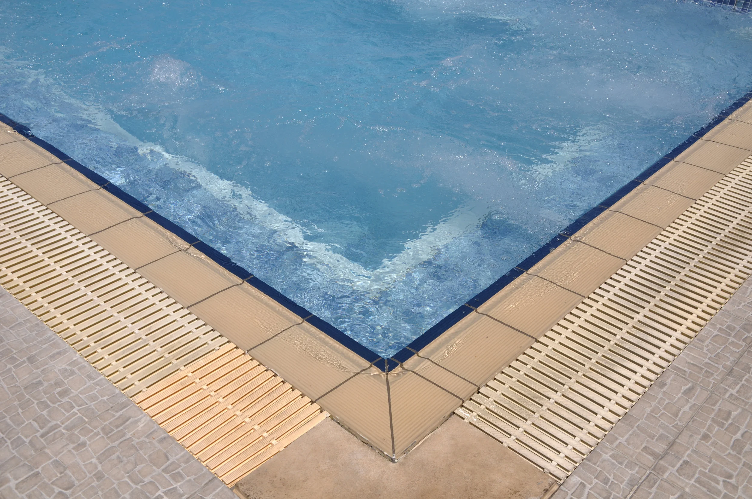 jacuzzi-pool_Qk-QBN.jpg