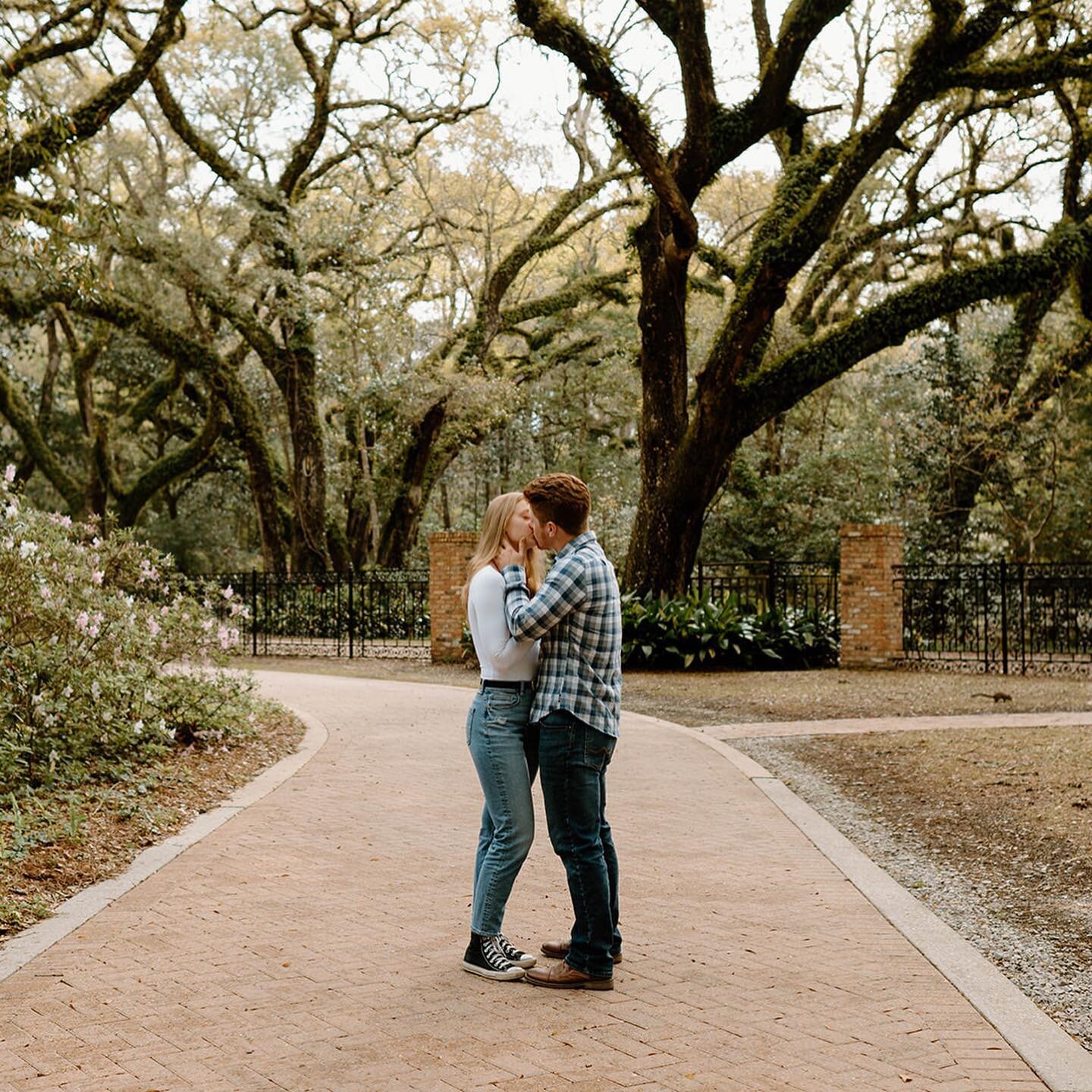 A rainy Eden Gardens engagement 🌺🍀

This is one of my favorite locations to shoot at in 30A! If the beach isn&rsquo;t quite your thing, but you still want that Florida feel, this is the perfect place! 

#fortruckerphotographer #fortnovoselphotograp