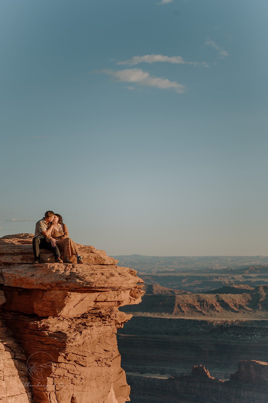  romantic couple’s photo in dead horse state park in utah 