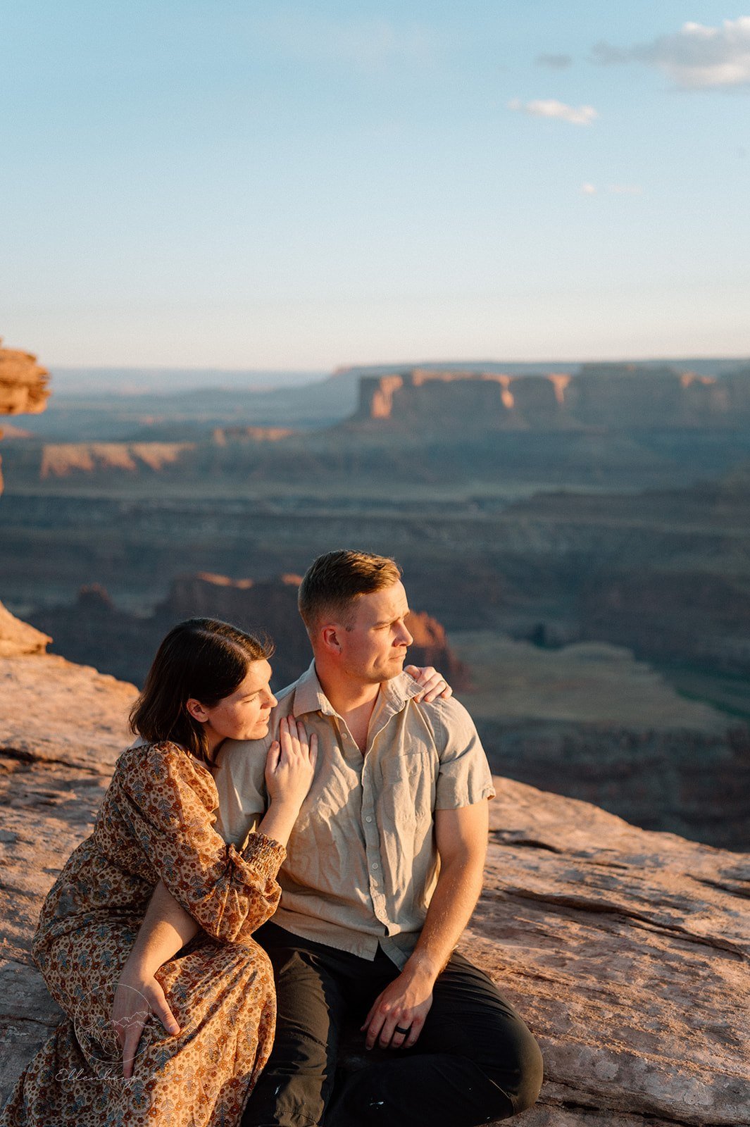  romantic couple’s photo in dead horse state park in utah 