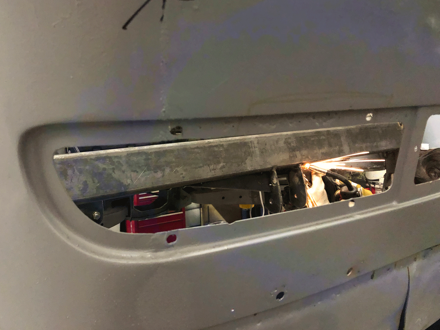 Reinforcing the hanging points with gussets. It was just an opportunity to take a photo through the taillight hole.