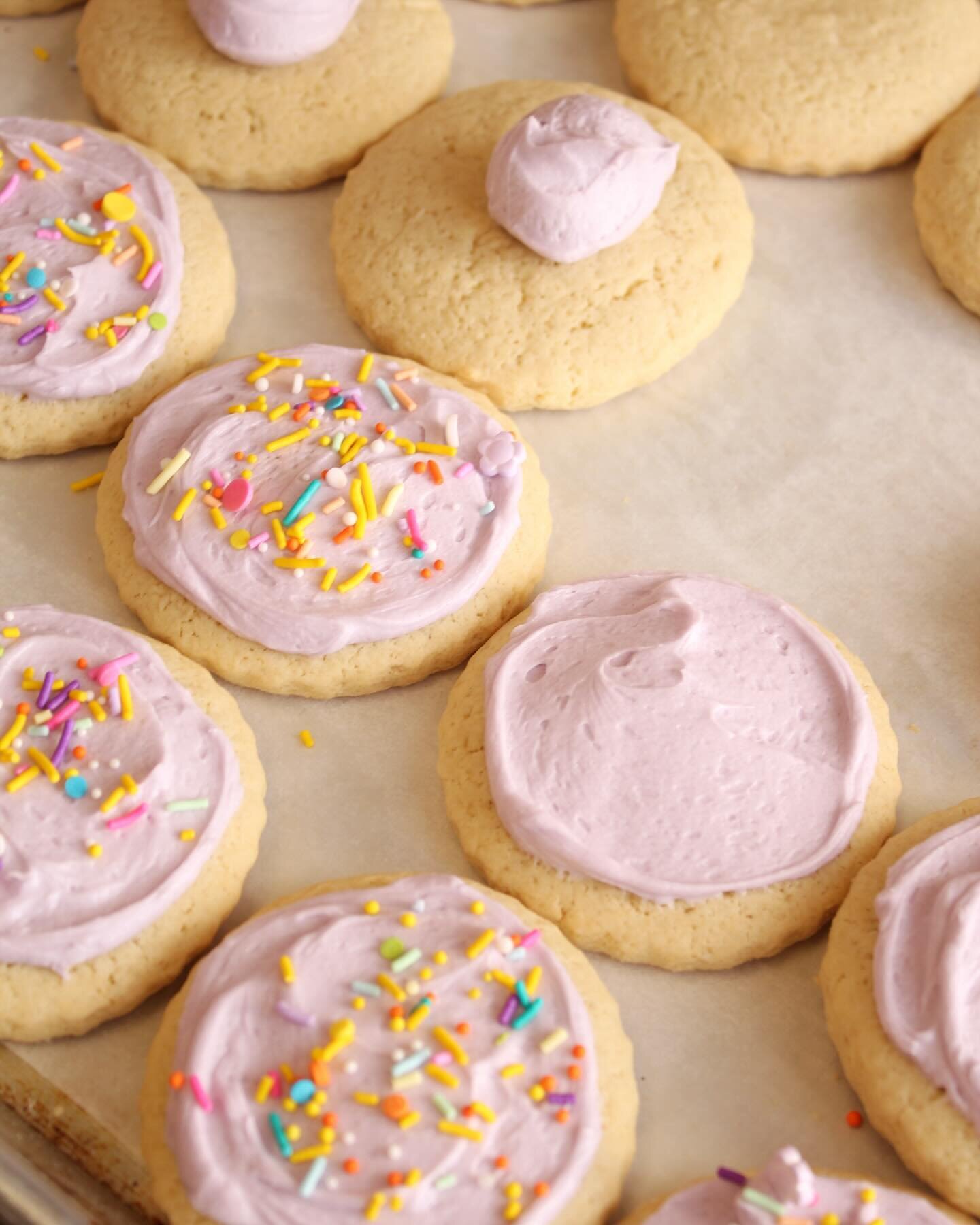 Soft &amp; cakey sugar cookies topped with colorful frosting &amp; sprinks 😋💜 That only dessert you need to make this weekend a sweet one!

#softbatchcookies #cookie #cookiedecorating #bakery #bakerylife #nashville #nashvillebakery #nashvilletn #na