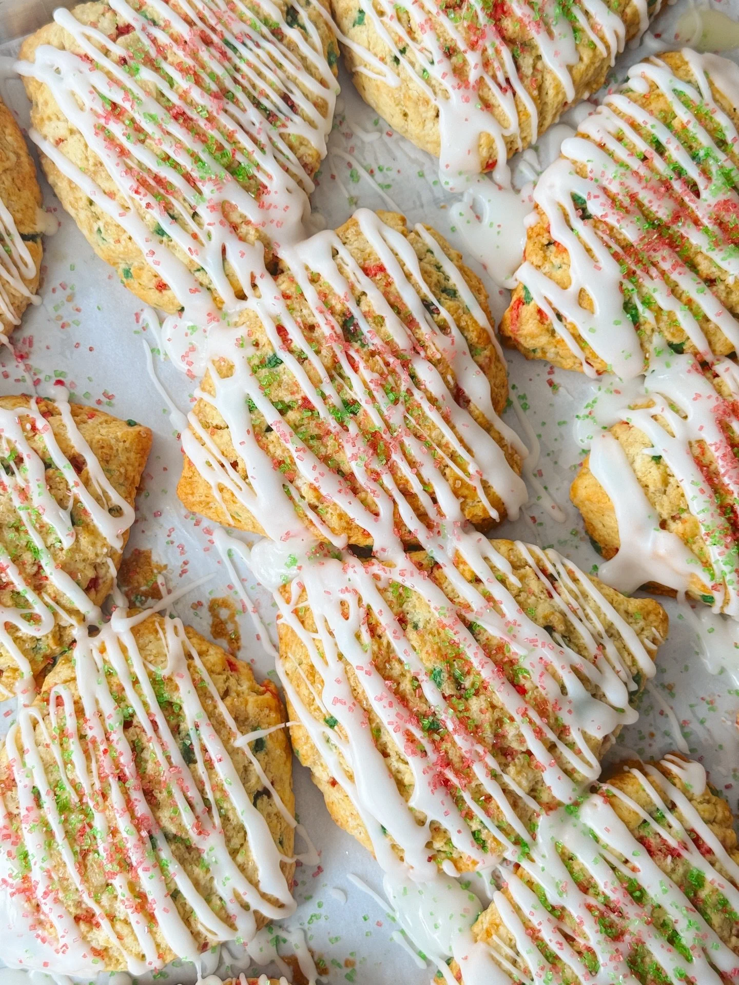 Meet our Sugar Cookie Scone!🎄⚡️
It&rsquo;s a perfectly sweet vanilla scone, baked with sprinkles all throughout, then drizzled w/ a delicious almond glaze!! A winter treat that is def your next favorite 🩷