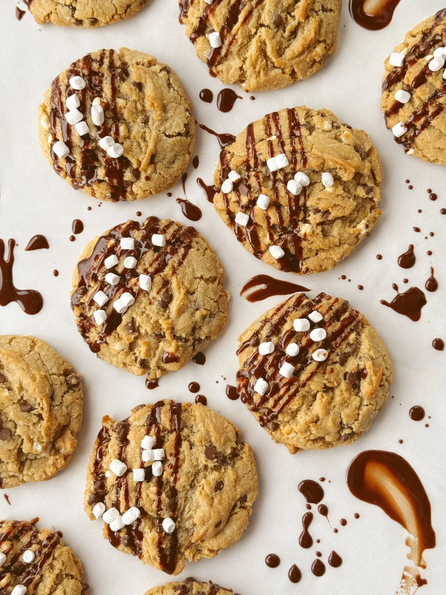 Wanna get an early taste of our gluten-free speciality cookie for February? 😋 Our wonderful Parker whipped up something soooo delicious! 
Meet the GF Brown Butter S&rsquo;mores Cookie 🔥🍪🍫 It&rsquo;s a brown butter cookie, packed w/ mini marshmall