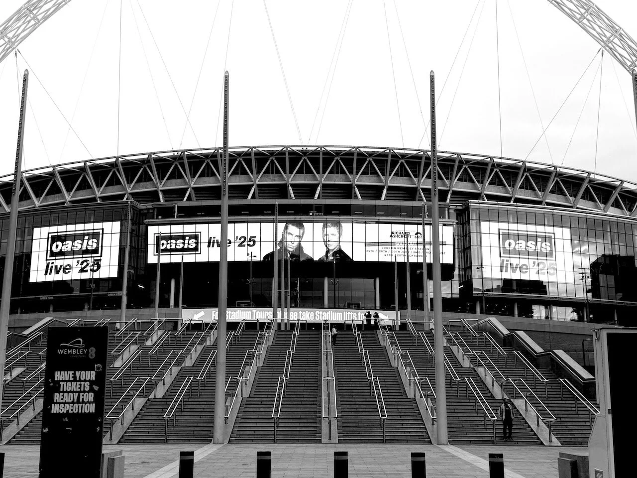 OasisWembley - 10.jpeg
