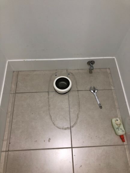 Pan connector under the toilet