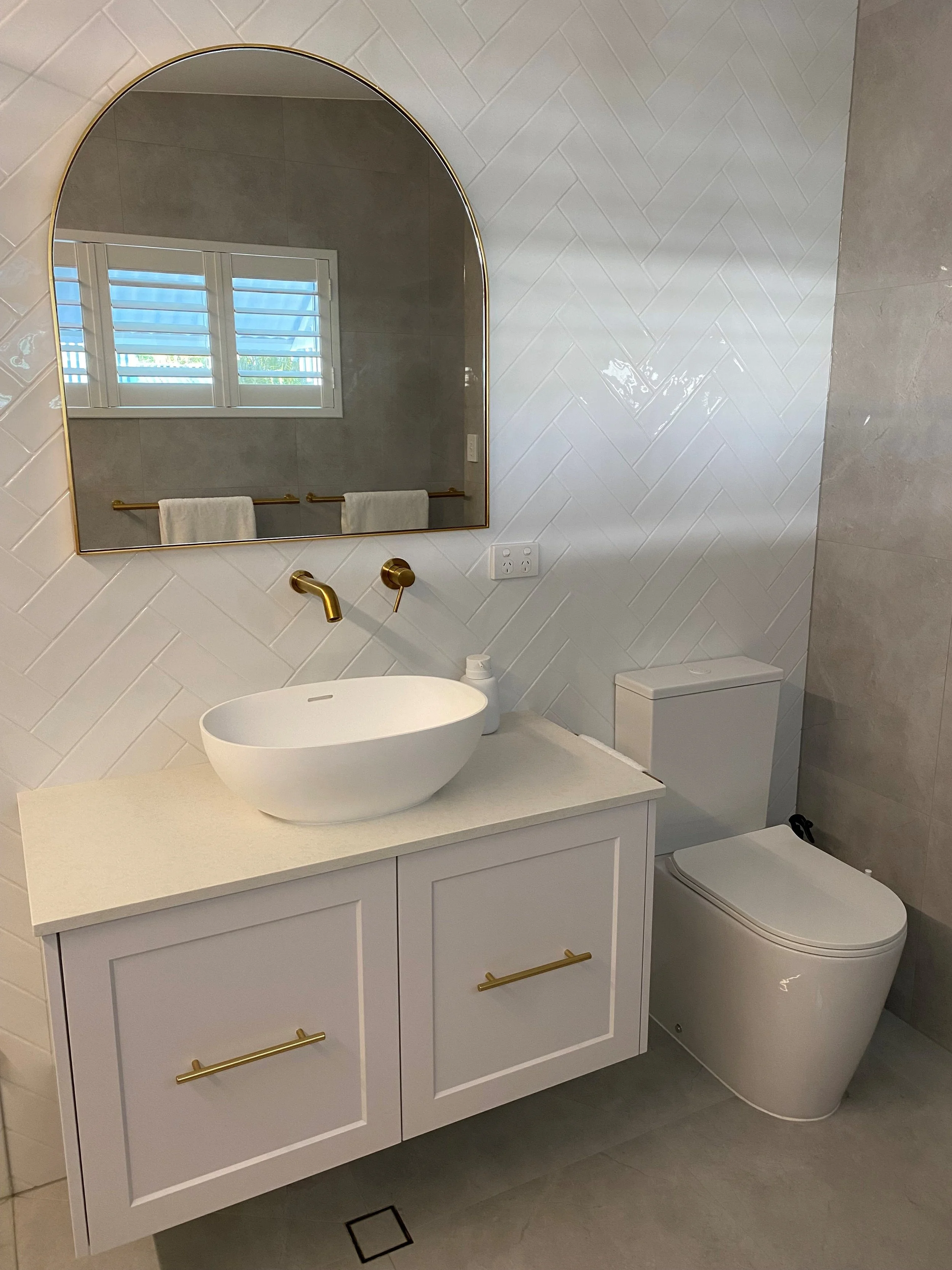 vanity toilet.jpg