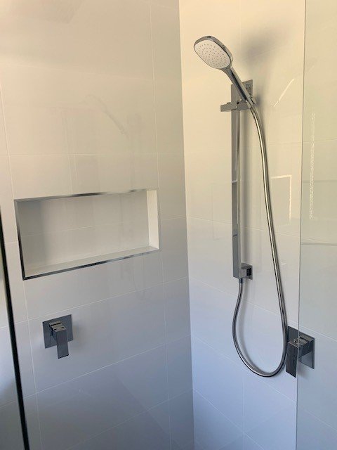 modern-shower-rail.jpg