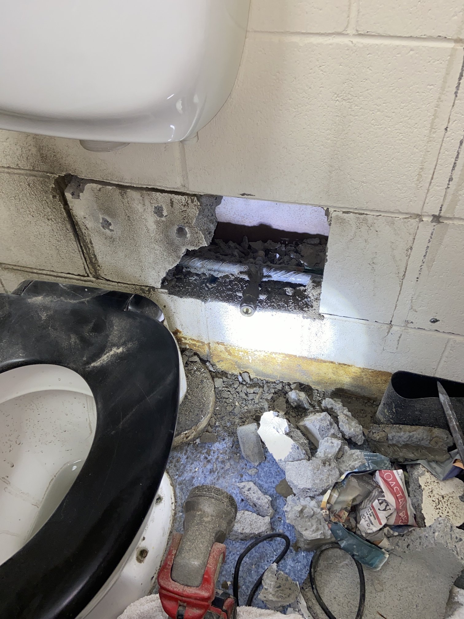 leak behind toilet pic.jpg