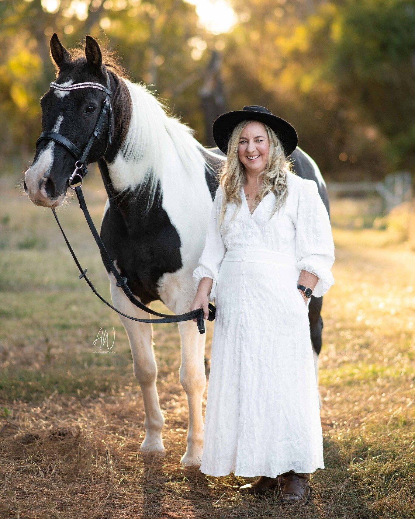 A very wholesome sneak peak for Nicky, of her wonderful old boy Phoenix 🖤🤍
⁣
On Sunday evening, we had the pleasure of photographing Nicky and her beloved Pinto QH gelding Phoenix. It was a session filled with laughter, fun, and yes, a brilliant am