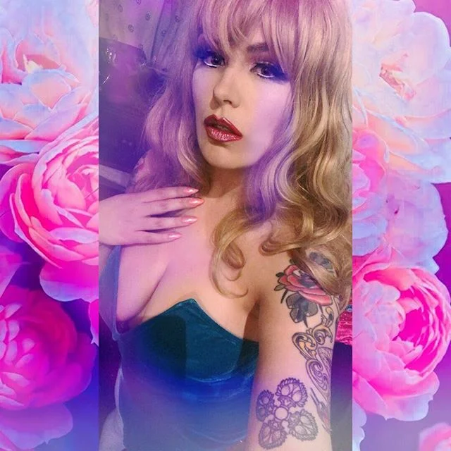 💅🏻💅🏻feelin&rsquo; myself backstage last night at @pepperandbonespresents ✨ thanks again for having me! I had so much fun on your stage and it was such an honor to share it with y&rsquo;all! 💘 @_lady_dri_ @luzdelaconchapdx @rocketqueenburlesque y