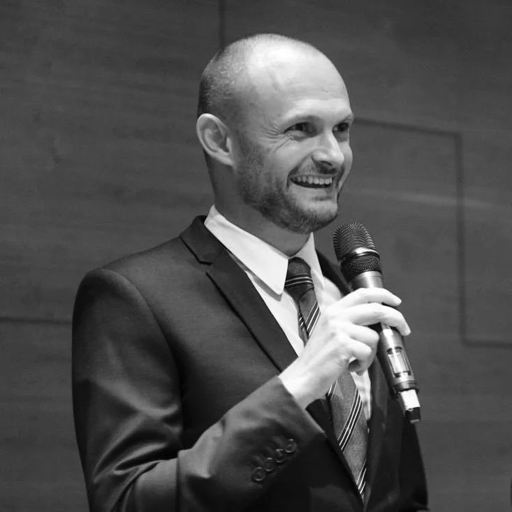 Ludovic Tendron speaking at a business event about negotiation strategy, hospitality, luxury and lifestyle.