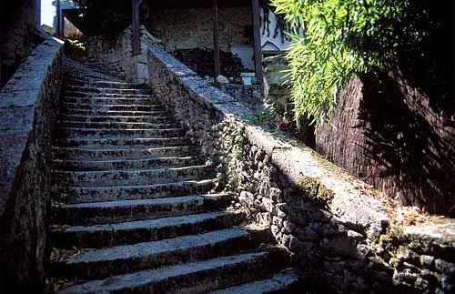 The strong blue cast of open shade is clearly visible on these steps. Despite the fact the light is very diffuse you can see it still has a strong direction and is coming mostly from above, the other directions being hidden by walls.