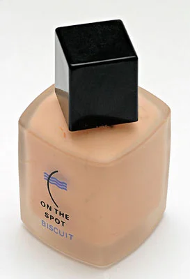 This soft shadowless light with broad highlights is typical of contemporary product and portrait photography, particularly in advertising. It is created with the use of very large softboxes, which act as large diffuse light sources.