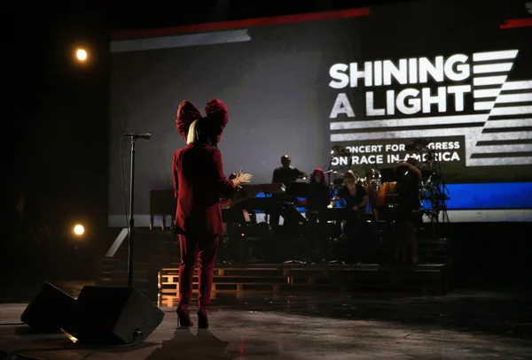 Sia+E+Networks+Shining+Light+Concert+0CkmED61_N2l.jpg