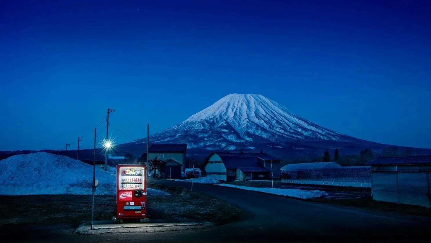 ‘Roadside Lights’ in the Blizzard: Eiji Ohashi’s Journey Through Japan’s Frozen Nights