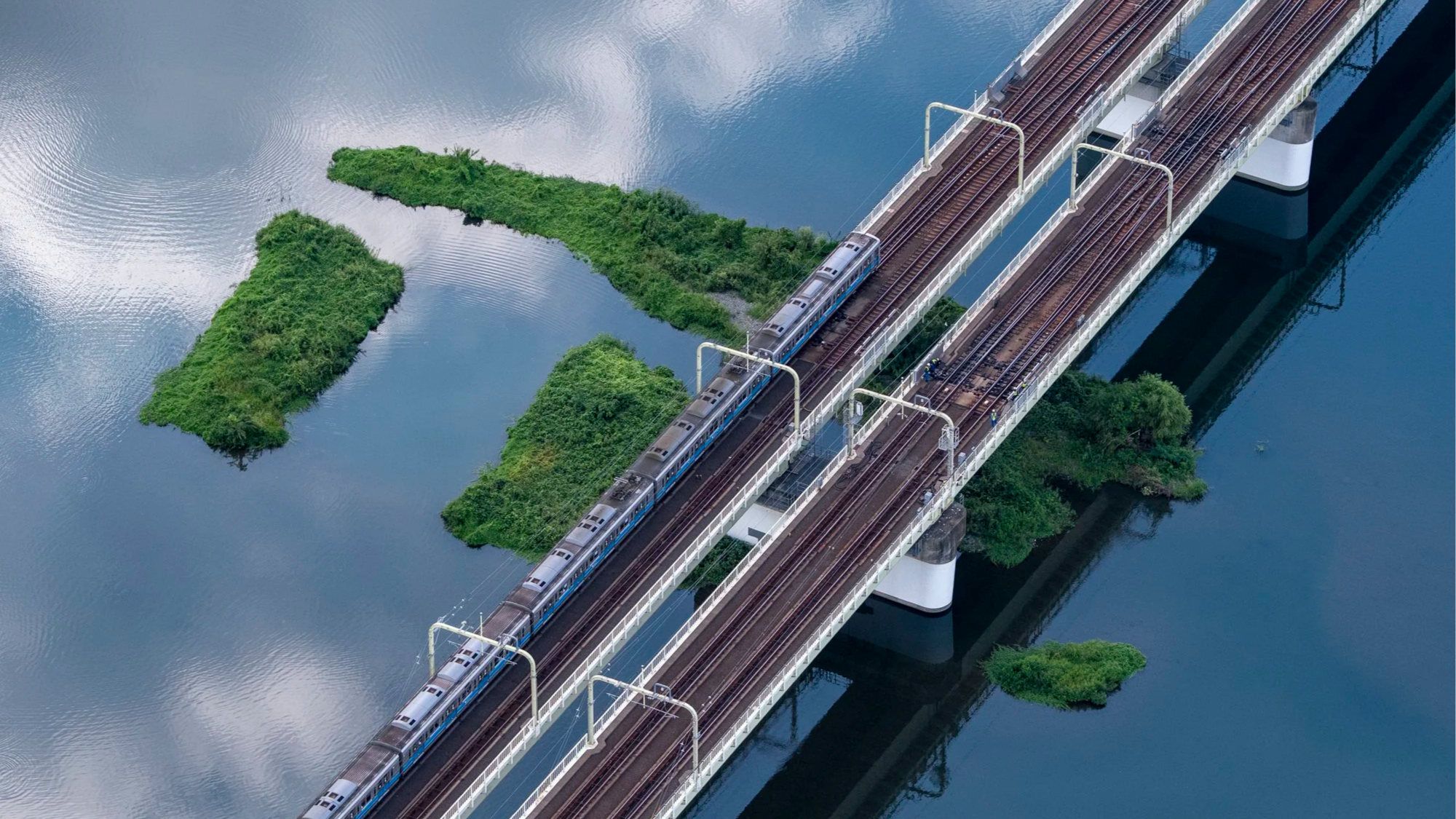 Tokyo From 1,500 Feet: How Yoichi Yoshinaga Finds Human Stories in the City’s Railways and Rooftops